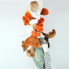 ऑरेंज पेपर आर्ट इंस्टॉलेशन